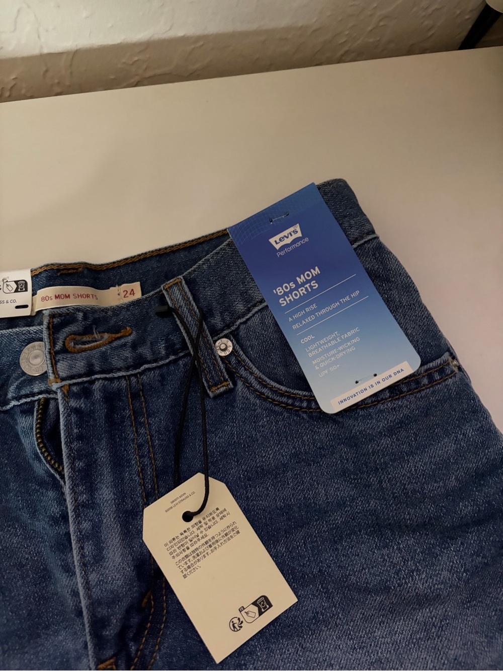 NWT Levis 80s Mom Lightweight Women's Shorts - Picture 3 of 5